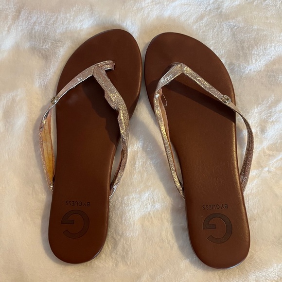by Guess flip flops in gold, Size 8 M - Picture 4 of 5